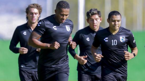 Antonio Valencia y Jefferson Montero, durante un entrenamiento con el Querétaro, en México, el 2 de diciembre de 2020.