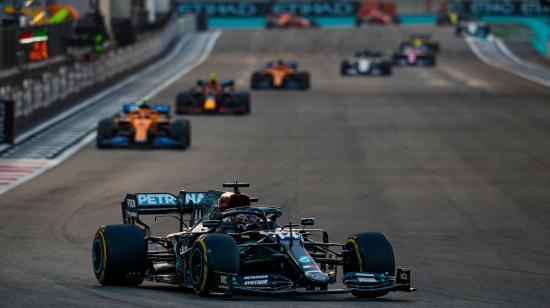 Lewis Hamilton, de Mercedes-AMG Petronas, celebra su triunfo en el GP de Bahrein, el 29 de noviembre de 2020.