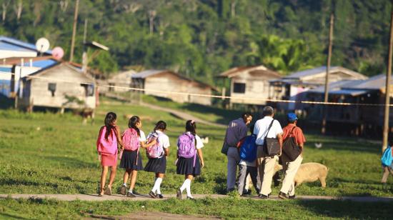 Niños llegando a la escuela junto a sus profesores, en diciembre de 2020.