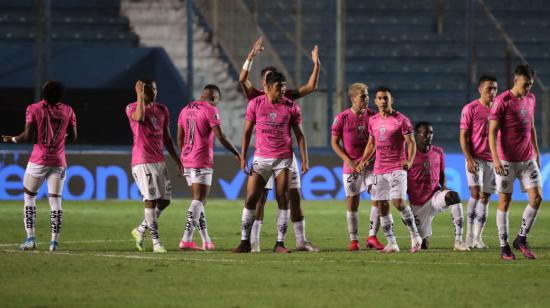 Los futbolistas de Independiente durante la ronda de penales en el partido ante Nacional, en Uruguay, el miércoles 2 de diciembre de 2020.