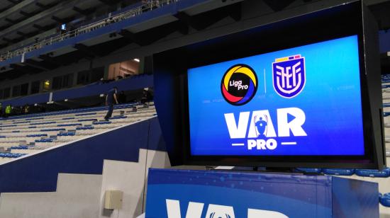 El árbitro Néstor Pitana revisa el VAR, en el partido de octavos de final de la Copa Libertadores entre Santos y Liga de Quito, en el estadio Vila Belmiro en Santos (Brasil). 