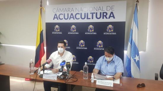 Los presidentes de la Cámara Nacional de Acuacultura, José Antonio Camposano (i), y de la Asociación de Camaroneros de Manabí, Miguel Uscocovich, se refirieron a los permisos para portar armas, el 3 de diciembre de 2020.