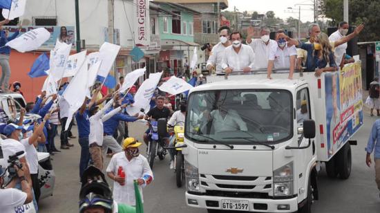 El asambleísta Henry Kronfle acompaña al candidato Guillermo Lasso en un recorrido por Guayaquil.