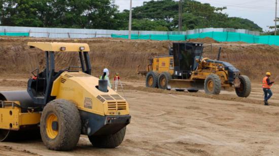 Personal de obras públicas, durante sus actividades en la construcción del hospital de Pedernales, en mayo de 2020.