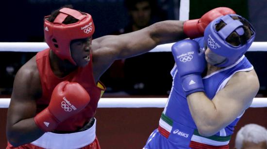 El ecuatoriano Ytalo Perea Castillo (rojo) frente al italiano Roberto Cammarelle en la ronda eliminatoria de los Juegos Olímpicos de Londres 2012.