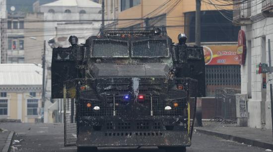 Policías se movilizan en un vehículo blindado durante una jornada de protestas, en octubre de 2019. 