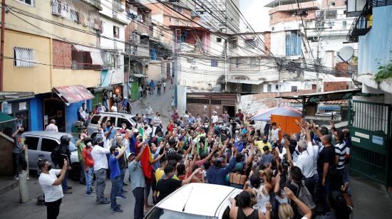 El líder opositor Juan Guaidó durante una visita en un barrio de escasos recursos en Caracas, Venezuela, el 24 de noviembre de 2020. 