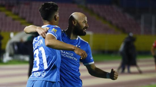 Nazareno Bazán y Juan Manuel Tévez celebran el segundo gol de la Universidad Católica a Liga de Quito, el sábado 5 de diciembre de 2020.