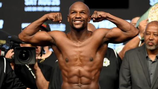  El excampeón invicto estadounidense Floyd Mayweather Jr. en el pesaje de uno de sus combates.