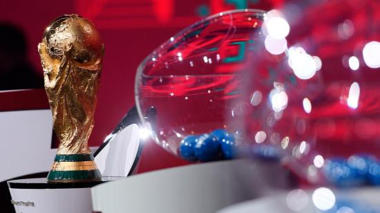 Trofeo de la Copa Mundial que la FIFA puso a disposición durante el sorteo preliminar de la UEFA para la Copa Mundial de la FIFA 2022 en Zúrich, Suiza, este lunes 7 de diciembre de 2020.