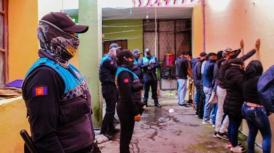 Un operativo de control por parte del Municipio de Quito en una fiesta clandestina en San Roque, el 5 de diciembre de 2020.