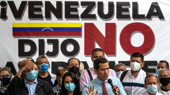 Simpatizantes chavistas celebran previo al anuncio de los resultados del Consejo Nacional Electoral (CNE) durante la madrugada del lunes 7 de diciembre de 2020, en el Teatro Bolívar de Caracas (Venezuela).