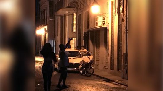 Un auto de policía se estaciona frente a la casa de la artista visual y activista cubana Tania Bruguera, el 6 de diciembre de 2020 en La Habana (Cuba). 