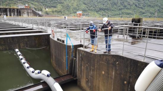 Personal de Celec supervisa la instalación de una mini draga en las obras de captación de Coca Codo Sinclair, el 8 de diciembre de 2020.