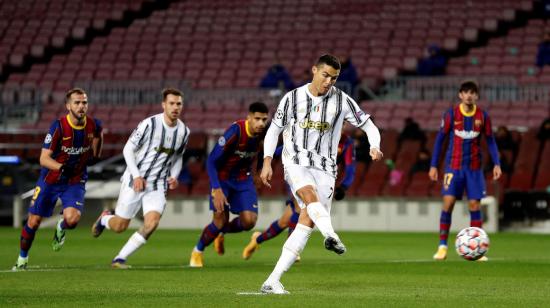 Cristiano Ronaldo patea el penal que le dio uno de los goles a Juventus ante Barcelona, el martes 8 de diciembre de 2020.