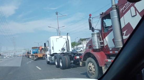 Imagen de archivo de una de las caravanas de camiones, en el sur de Quito, el 9 de diciembre de 2020.