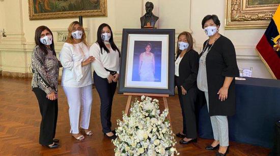 Petita Albarracín, junto a la foto de su hija, estuvo acompañada por representantes del Cepam, durante el acto de disculpas públicas registrado en Guayaquil, el 9 de diciembre de 2020.