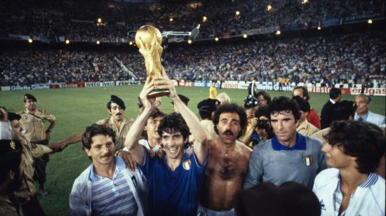 Paolo Rossi alzando la copa mundial tras quedar campeón con la selección italiana en España 1982.