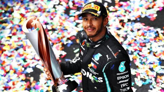 Lewis Hamilton posa con su trofeo del primer lugar en el GP de Turquía, el domingo 15 de noviembre de 2020.