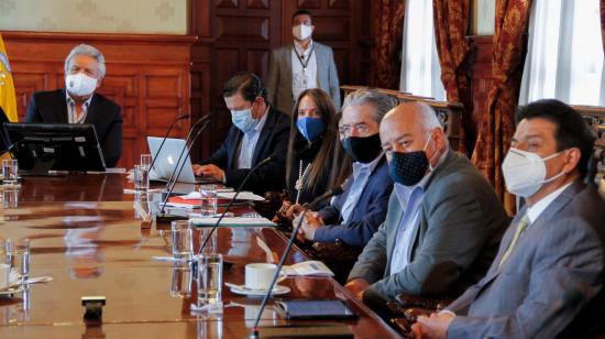 El presidente de la República, Lenín Moreno, durante una reunión con varios ministros en el Palacio de Carondelet, el 3 de diciembre de 2020. 