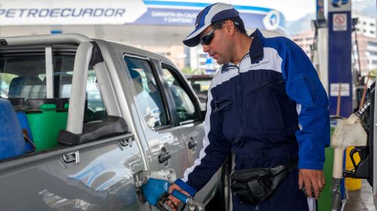 Un funcionario de Petroecuador durante la venta de combustible en una estación de servicio de Quito, en junio de 2020.