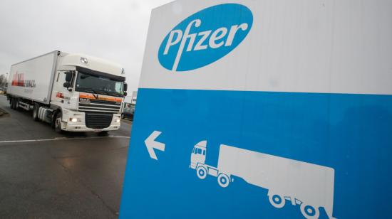 Camión refrigerado de Pfizer en la planta de la empresa en Puurs, Bélgica, el 3 de diciembre de 2020. 