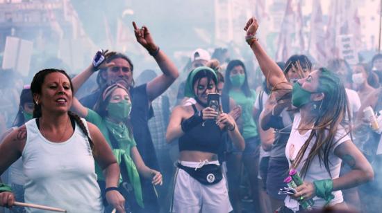 Activistas celebran la aprobación de la Ley del aborto en el Senado argentino. 11 de diciembre de 2020.