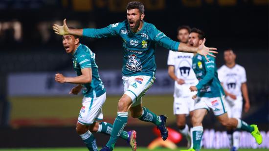 El delantero Emmanuel Gigliotti festeja su gol ante Pumas, el jueves 10 de diciembre de 2020.