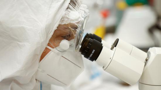 Una investigadora examinando una muestra de ADN en un laboratorio, el 11 de diciembre de 2020. 