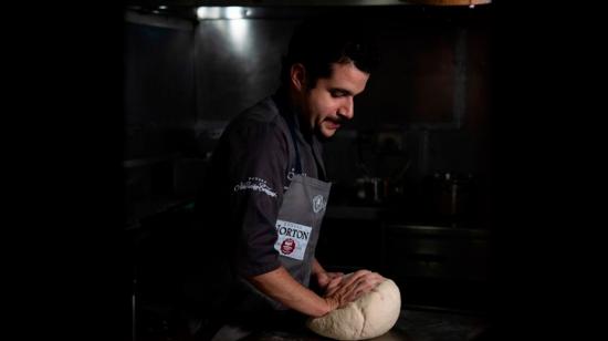 El chef Daniel Contreras trabaja en la cocina del restaurante Dos Sucres, en Cuenca. 