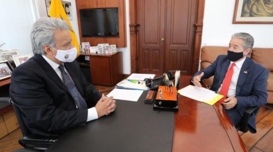 El presidente de la República Lenín Moreno (izquierda), junto al ministro de Salud, Juan Carlos Zevallos, durante una reunión en el Palacio de Carondelet, el 11 de diciembre de 2020.