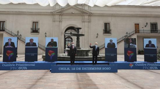 El presidente de Chile, Sebastián Piñera, y el presidente de Colombia, Iván Duque, posan para las fotos oficiales de la Cumbre Prosur este 12 de diciembre de 2020 en Santiago de Chile.