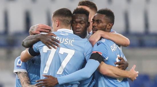 Los futbolistas de Lazio celebran el gol de Felipe Caicedo, ante Hellas Verona, el sábado 12 de diciembre de 2020.