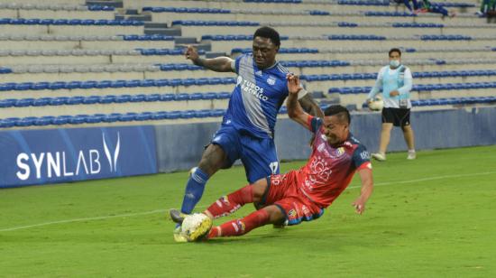 'La Tuka' Ordóñez, de Emelec, disputa una pelota en el partido ante El Nacional, el sábado 12 de diciembre de 2020.