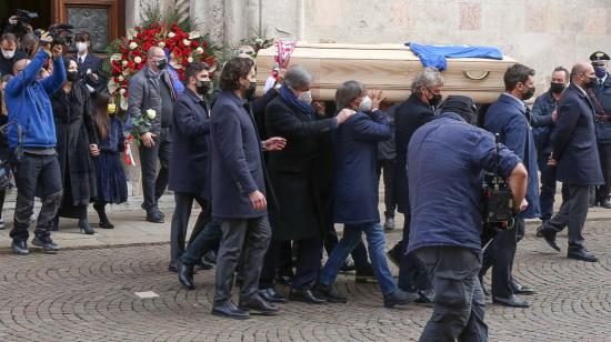 Familiares y amigos de Paolo Rossi cargan el ataúd a la salida de la catedral de Santa María, en Italia, el sábado 12 de diciembre de 2020.