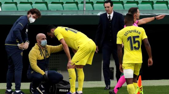 Pervis Estupiñán abandona la cancha por lesión, en el partido ante Betis, el domingo 13 de diciembre de 2020.