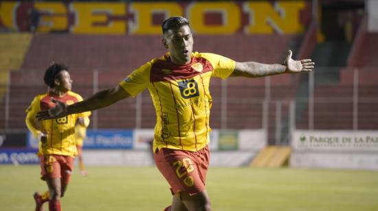 El jugador de Aucas, Sergio López, festeja su gol ante Barcelona, en Quito, el domingo 13 de diciembre de 2020.