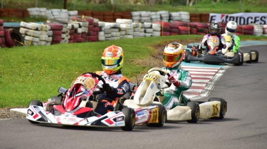 Los pilotos participantes de la 2da válida de karting de larga duración corriendo en el kartódromo de Cotopaxi, el sábado 12 de diciembre de 2020.