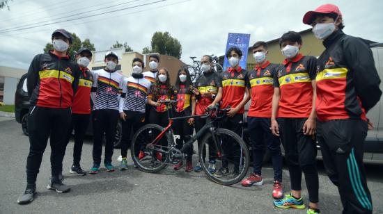 Fotografía de los 12 pentatletas del Team Santa Ana de la Federación Deportiva de Azuay que participarán en el Tour de la Juventud.