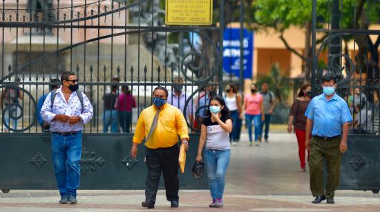 Ciudadanos recorren las calles de Guayaquil, el 23 de noviembre de 2020.