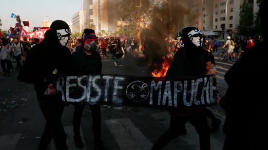 Foto referencial. Miles de personas se manifestaron durante una protesta en Plaza Italia en contra del gobierno de Sebastián Piñera, en Santiago (Chile), el 16 de octubre de 2020.