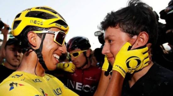 Egan Bernal junto a su hermano Ronald, después de ganar el Tour de Francia, el 28 de julio de 2019.