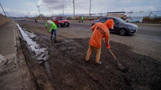 Ministerio de Transporte y Obras Públicas empezó arreglos en la vía Manta-Colisa. 