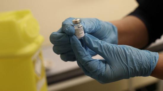 Un frasco de la vacuna de Pfizer-BioNTech en Wolverhampton, Reino Unido, el 14 de diciembre de 2020.