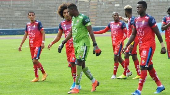 Los jugadores de El Nacional se retiran de la cancha después del partido ante Olmedo, en Riobamba, el 22 de noviembre de 2020.