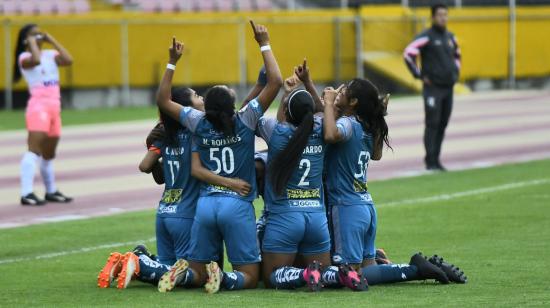 Las jugadoras de El Nacional festejan uno de los goles ante Ñañas, en el Atahualpa, el 16 de diciembre de 2020.