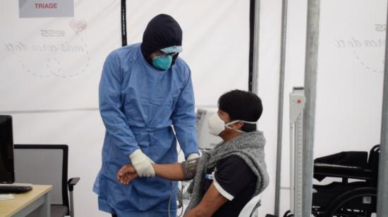 Un médico atiende a un paciente con sintomatología de Covid-19 en el Hospital Quito Sur, el 20 de agosto de 2020.