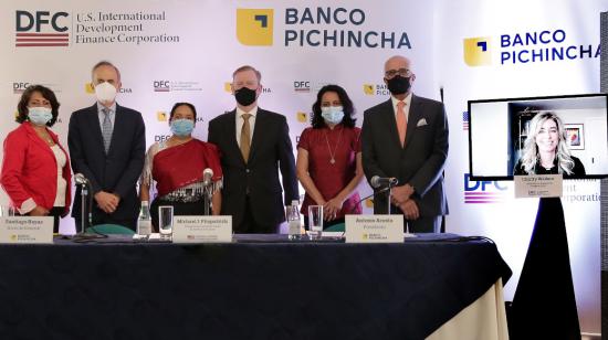 Firma del acuerdo entre DFC y Banco Pichincha para de desembolso de USD 150 millones para incrementar préstamos dirigidos a mujeres emprendedoras y empresarias, el 16 de diciembre de 2020. 