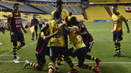 Los futbolistas de Barcelona festejan uno de los goles ante Mushuc Runa, en Guayaquil, el miércoles 16 de diciembre de 2020.