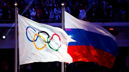 Imagen de la bandera olímpica y la bandera rusa durante la ceremonia de clausura de los Juegos Olímpicos de Sochi 2014 en el Estadio Olímpico Fisht en Sochi.